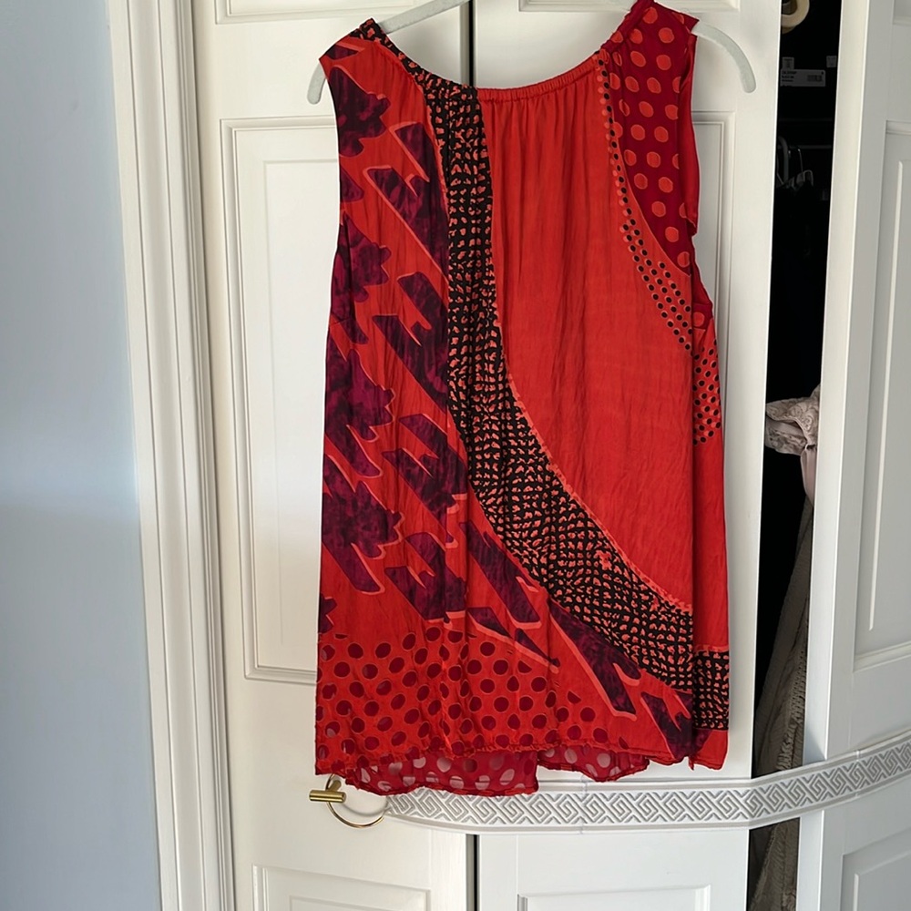Cabi tunic top sleeveless- great fabric and detail